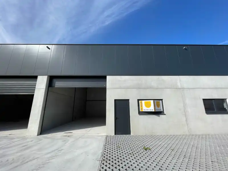 Recente KMO loods op zeer goede locatie foto {{pictureIndex}}