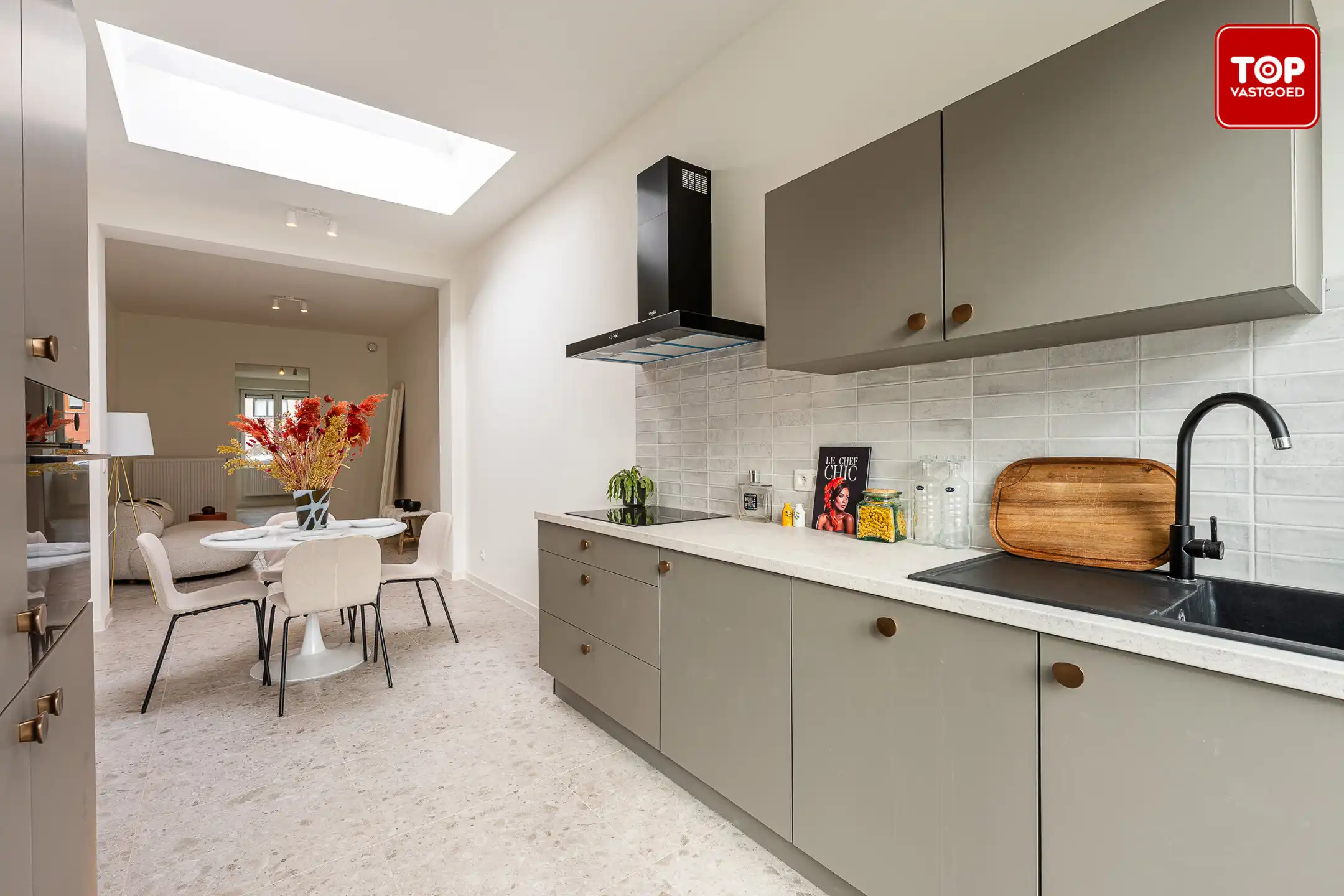 Totaal gerenoveerde woning met 3 slaapkamers, tuin en garage.  foto 10