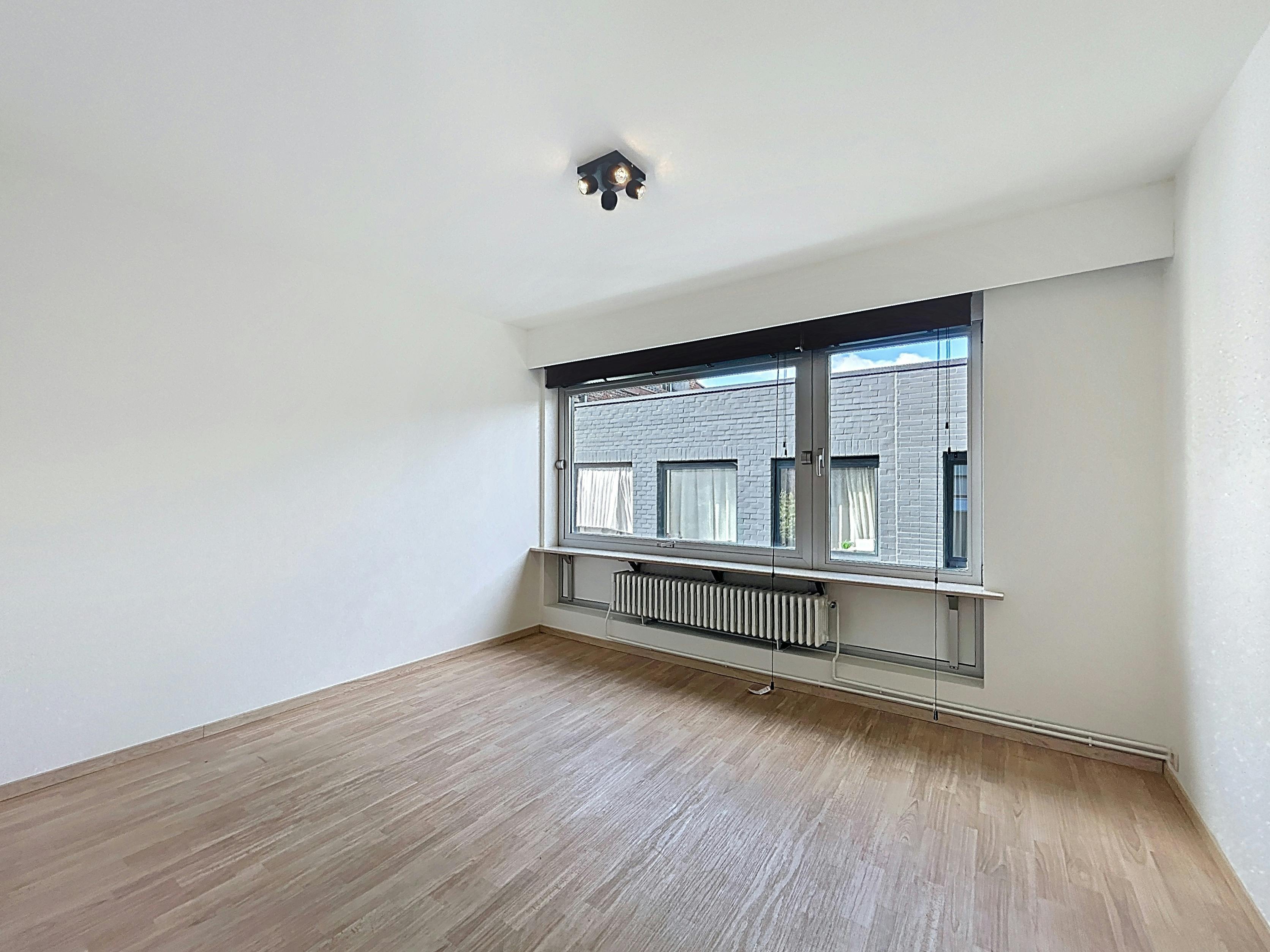 Ruim gerenoveerd appartement te huur aan de Leie te Kortrijk foto 10