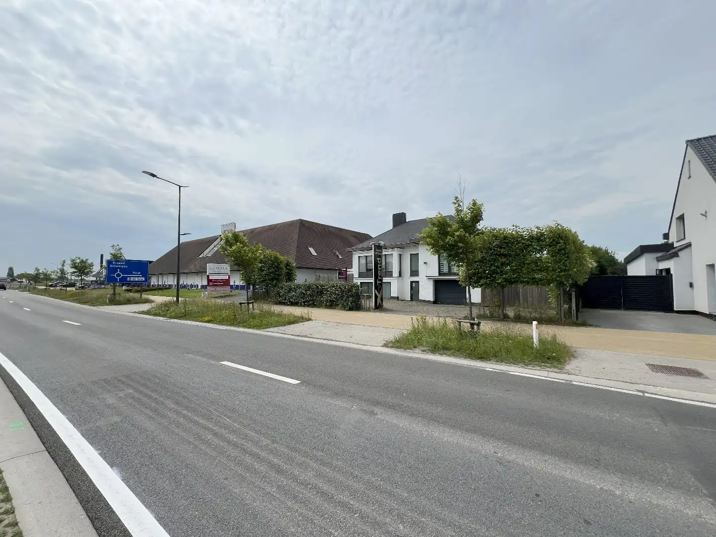 Villa op een zeer commerciële ligging gelegen op de Natiënlaan converteerbaar naar een handelsruimte foto {{pictureIndex}}