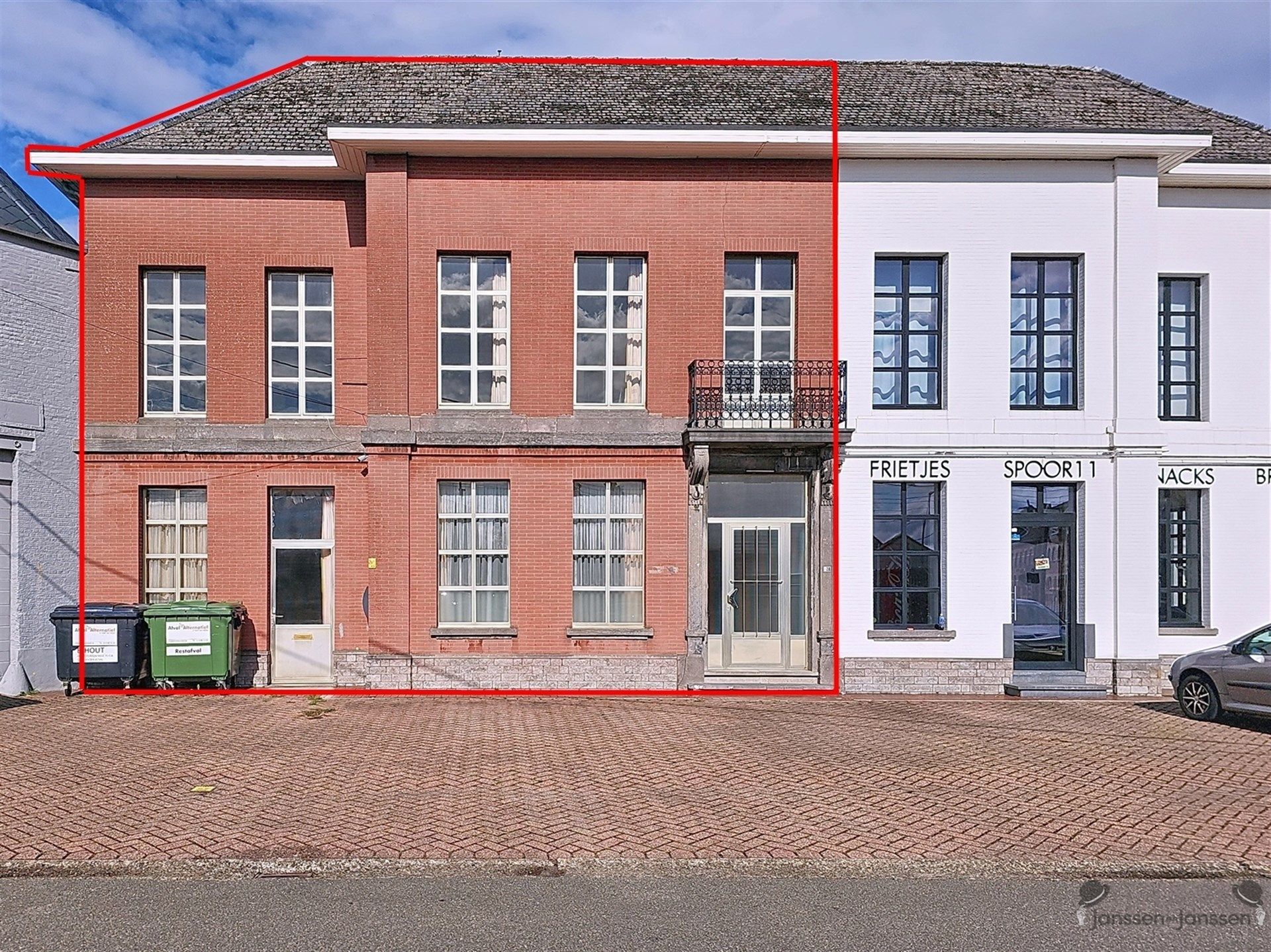 Hoofdfoto van de publicatie: Uniek te renoveren pand nabij het station van Booischot