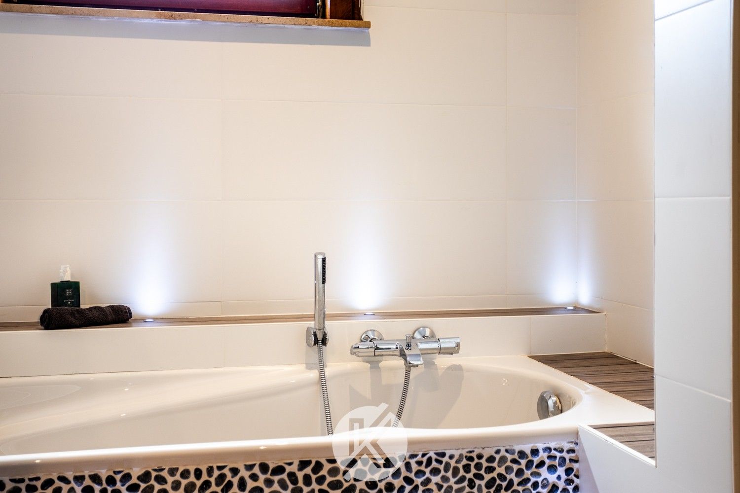 Robuuste, tijdloze villa met veel potentieel foto 16