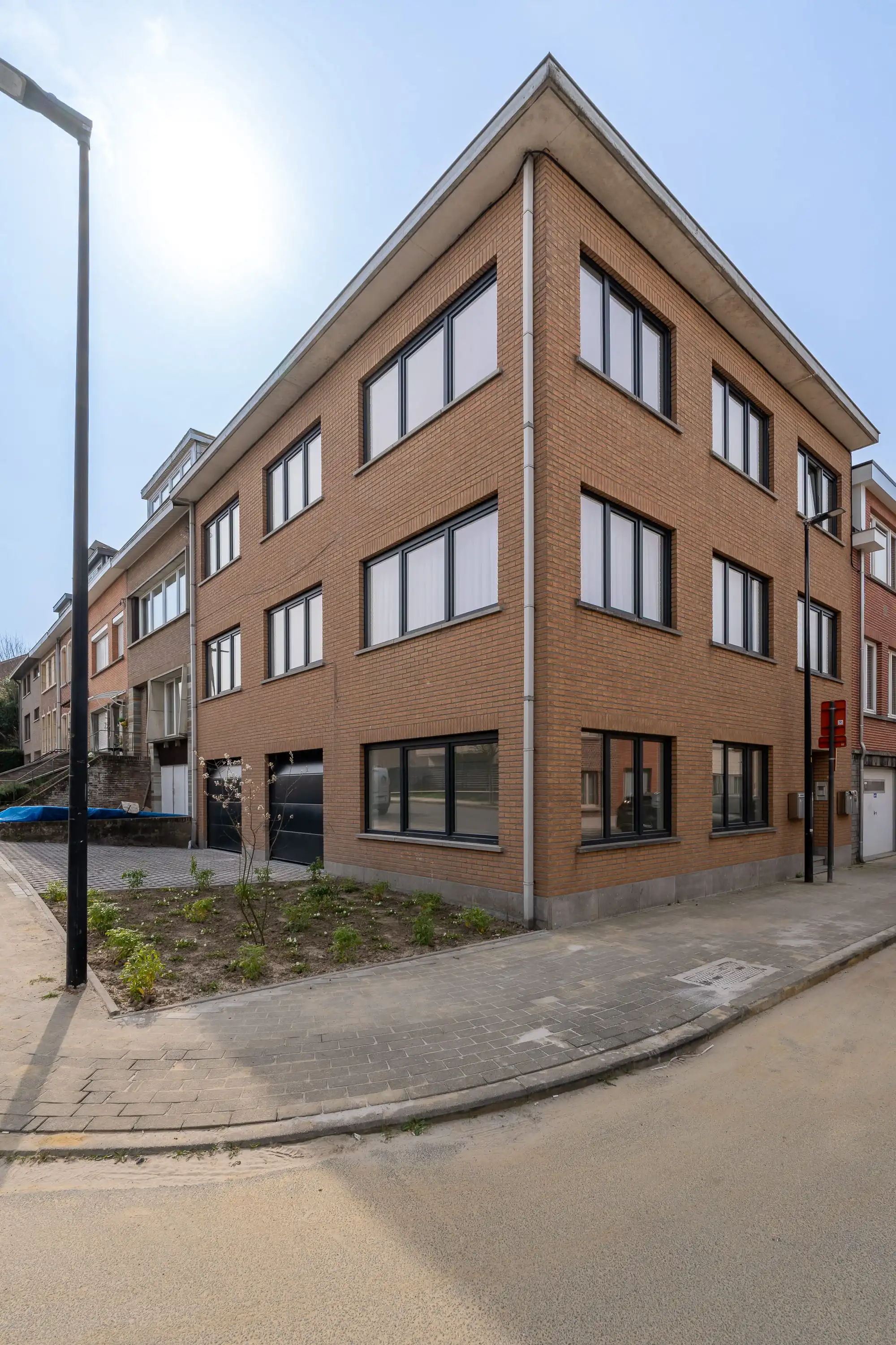 Volledig gerenoveerde bureau met koer in Sint-Pieters-Leeuw foto 8