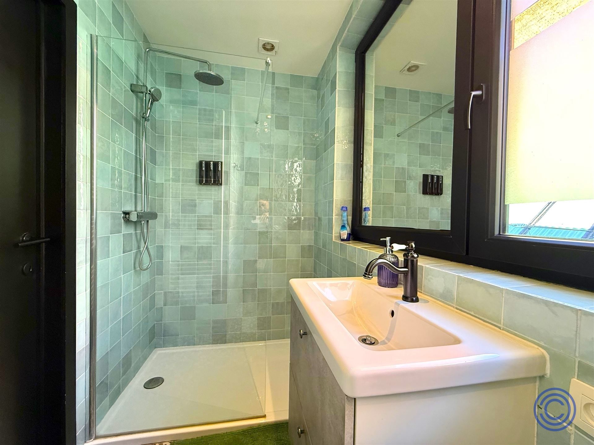 Vergund en instapklaar pand met handelspand en 3 studio's voor Airbnb! foto 7