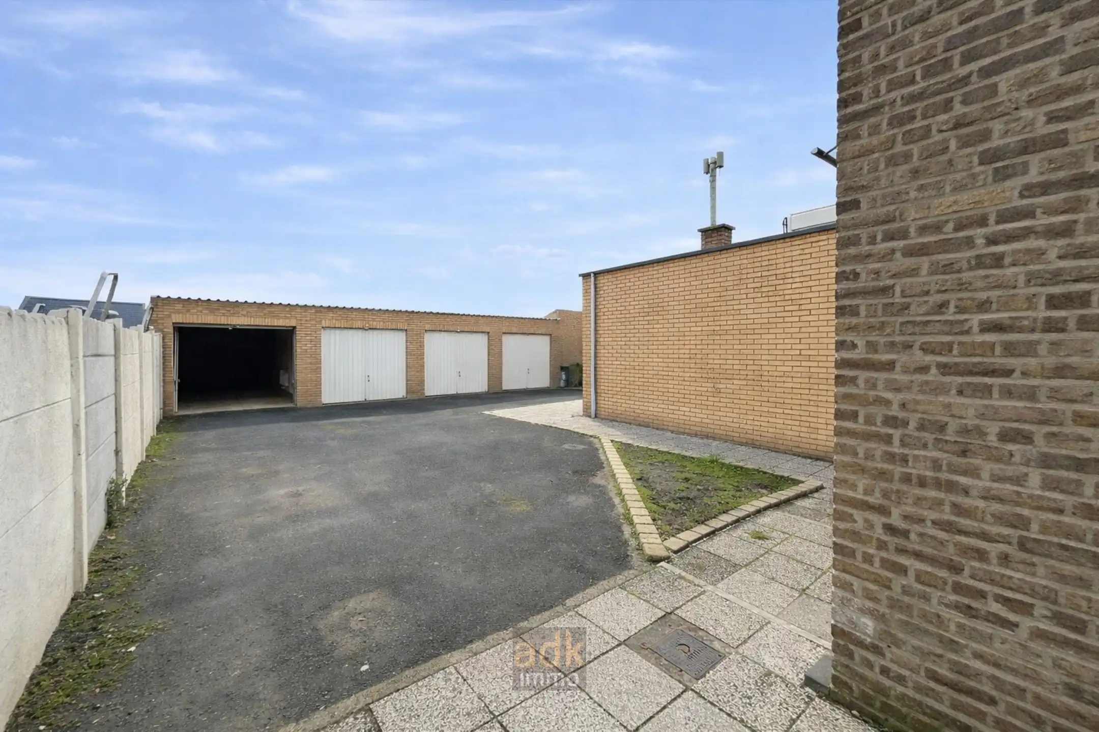 Grote woning met 4 slaapkamers & 4 garages foto 13