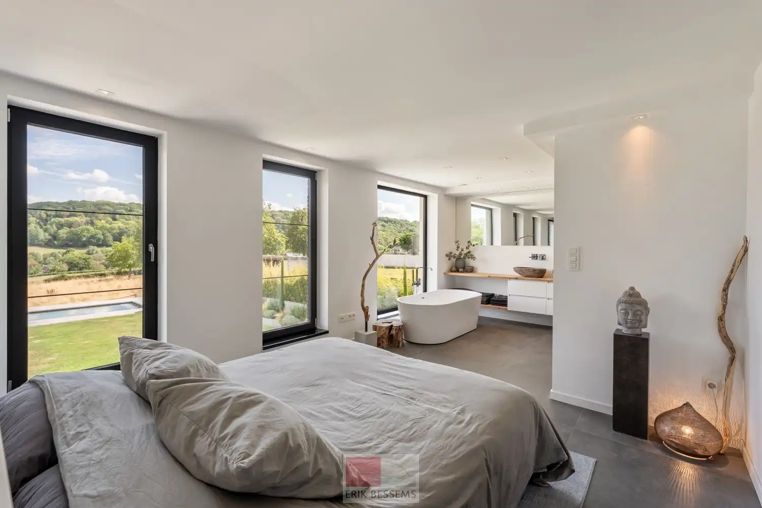 Op een royaal perceel van circa 910 m² ligt deze moderne en energiezuinige woning van circa 177 m² bewoonbare oppervlakte, met een weids panorama over het Limburgse Heuvelland. foto 22