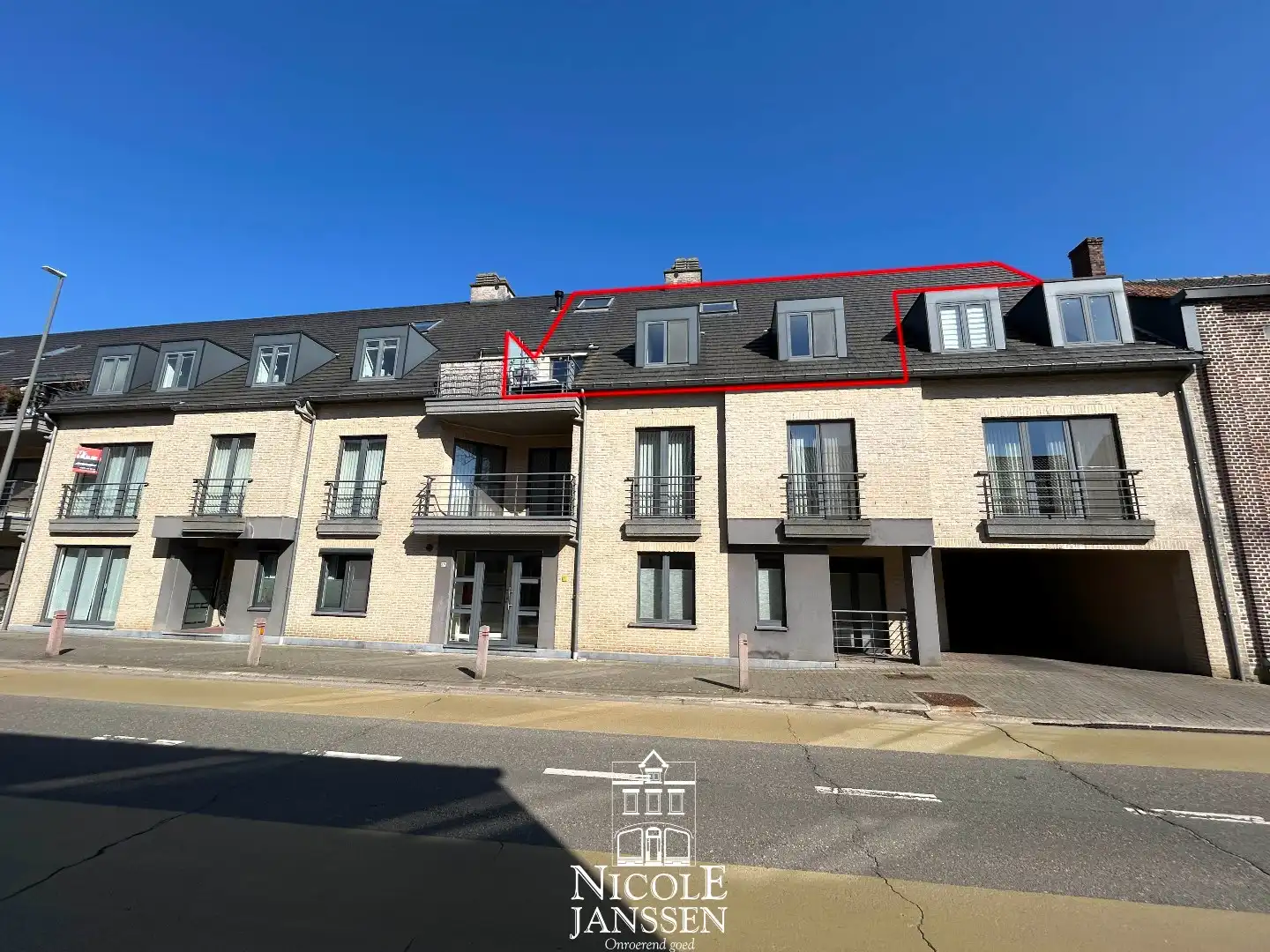 Verzorgd, instapklaar duplex-appartement met twee ruime slaapkamers en garagebox foto {{pictureIndex}}