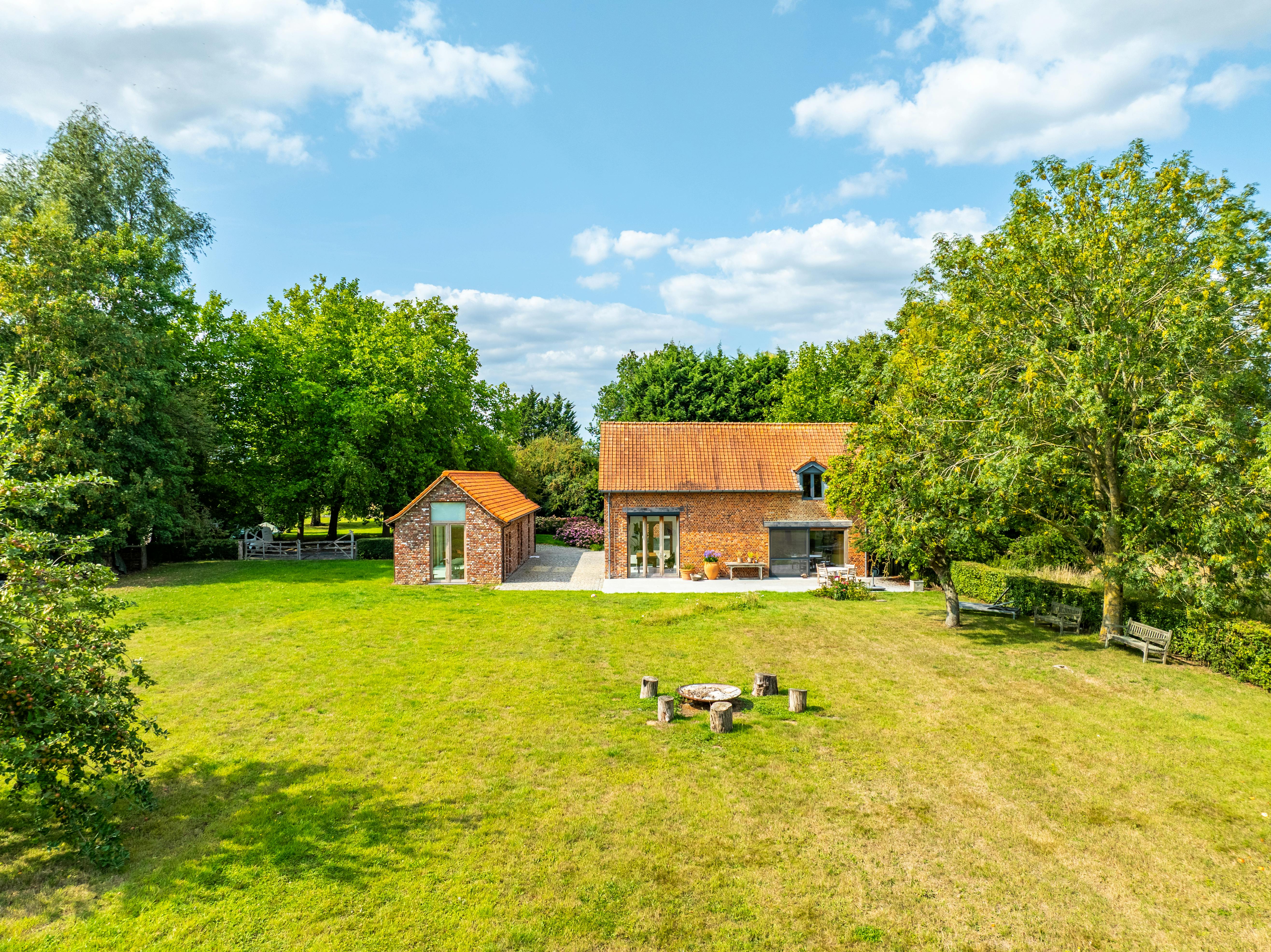 Hoofdfoto van de publicatie: Exclusief landhuis op +/- 8000 m²: de synthese van rust en ruimte