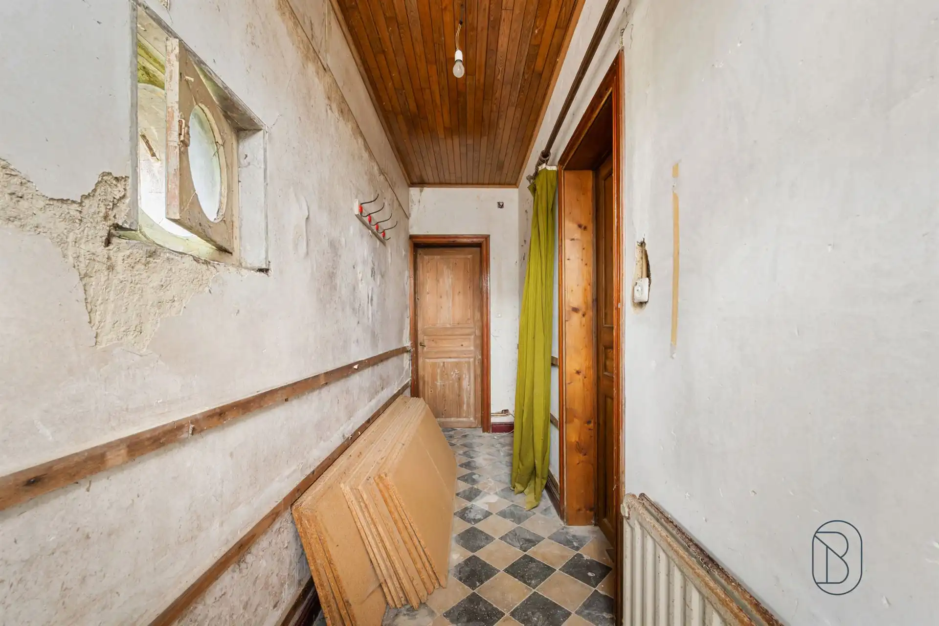Totaal te renoveren woning met bijgebouwen op 1570m2 foto 9