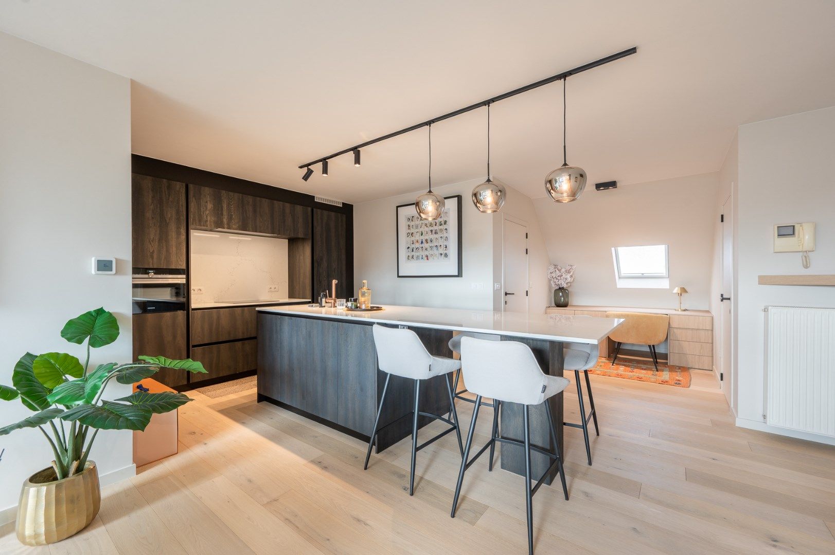 Volledig gerenoveerde duplex penthouse met 3 volwaardige slaapkamers in het centrum van Knokke. foto 7