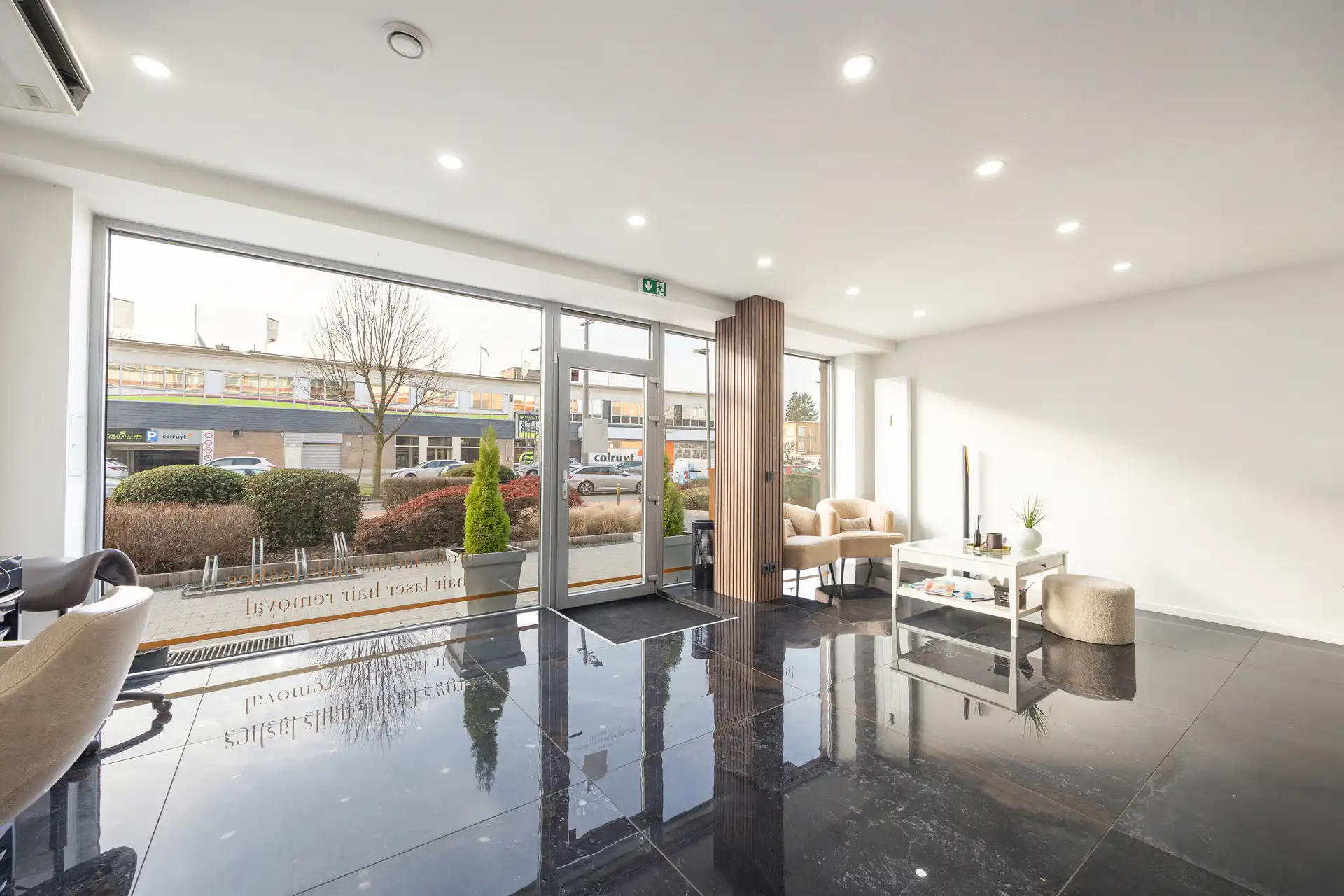 Volledig gerenoveerd beautysalon/kapsalon met 2 parkings foto 3