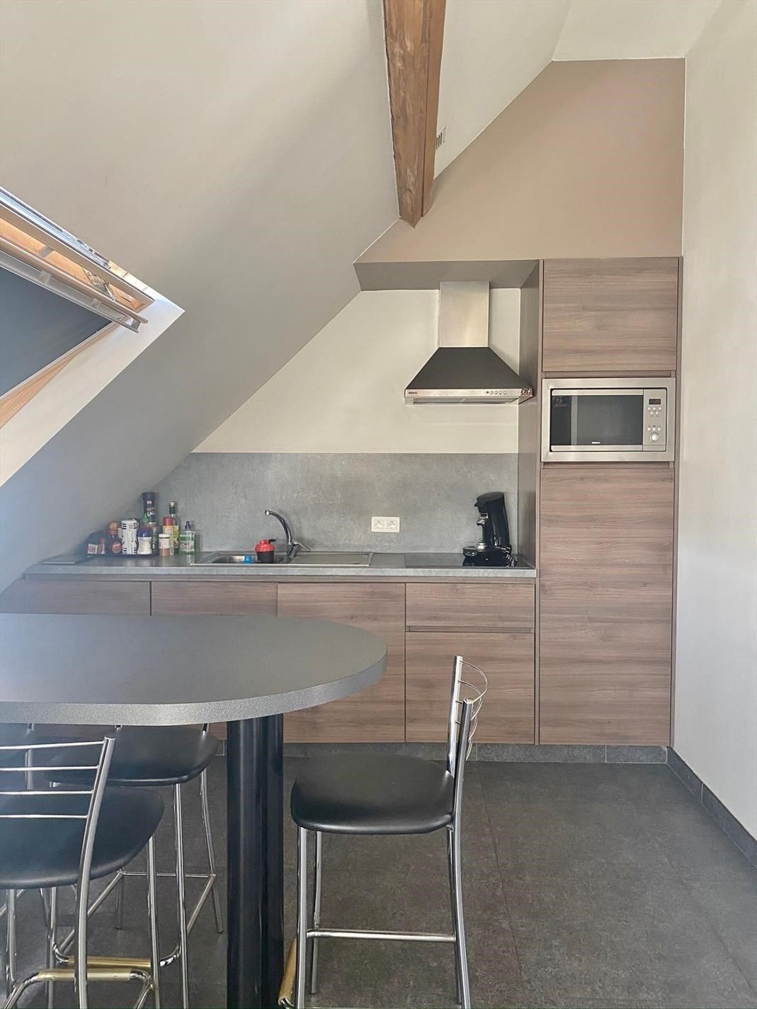 Vernieuwd, bemeubeld dakappartement nabij het centrum en station. foto 4