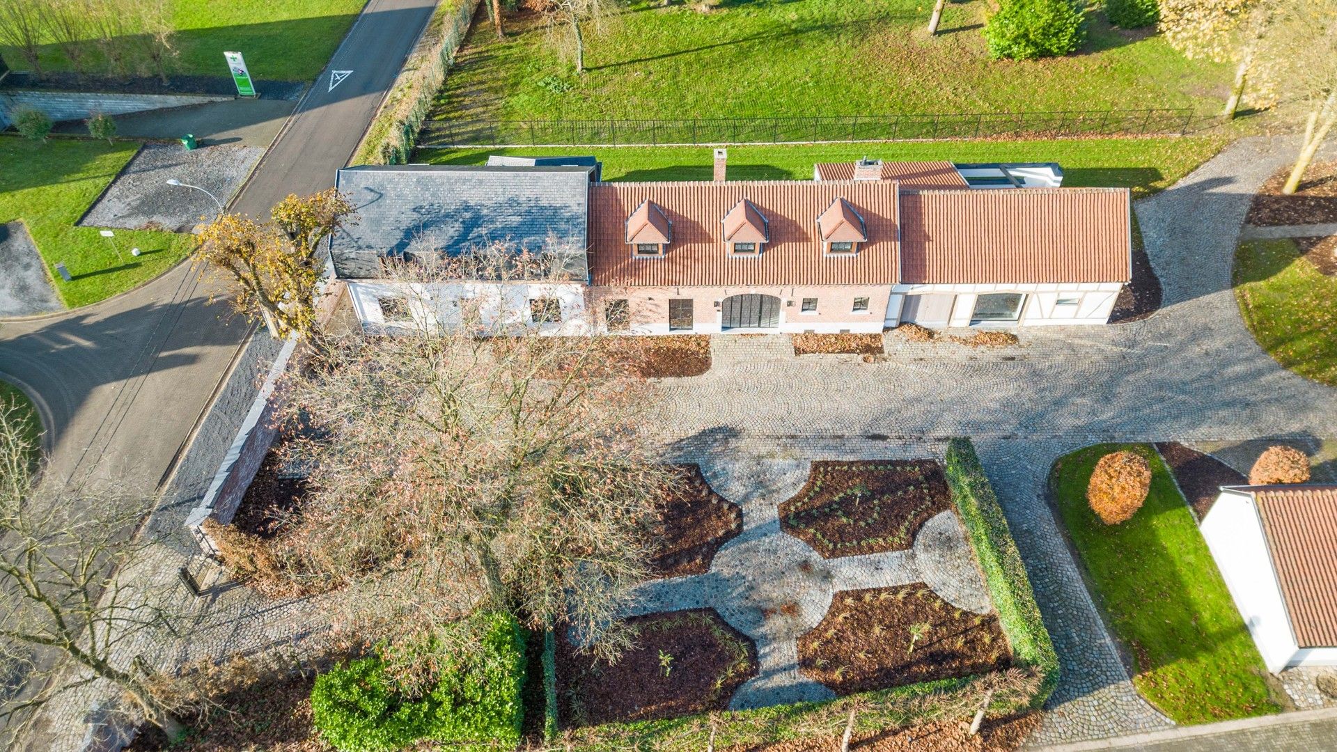 Exclusief landhuis met overdekte piste, buitenpiste en paardenstallen op circa 3 hectare foto 50