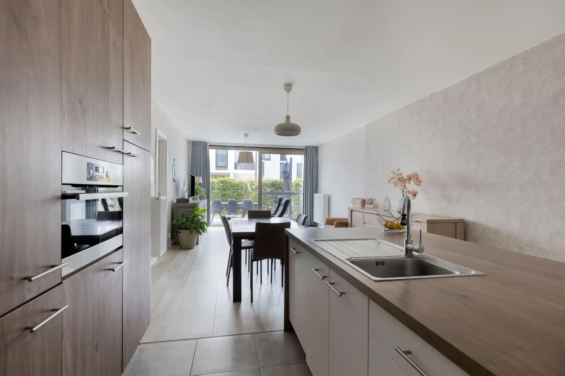 Ruim gelijkvloers appartement van 104 m² met tuin en 3 slpk! foto 2