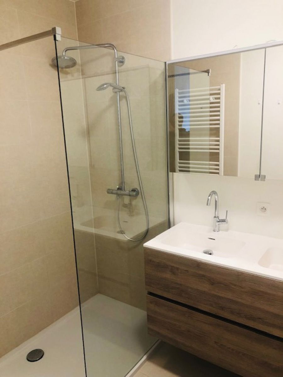 Gemeubeld 1-slaapkamer app met prachtig zicht op park  foto 14