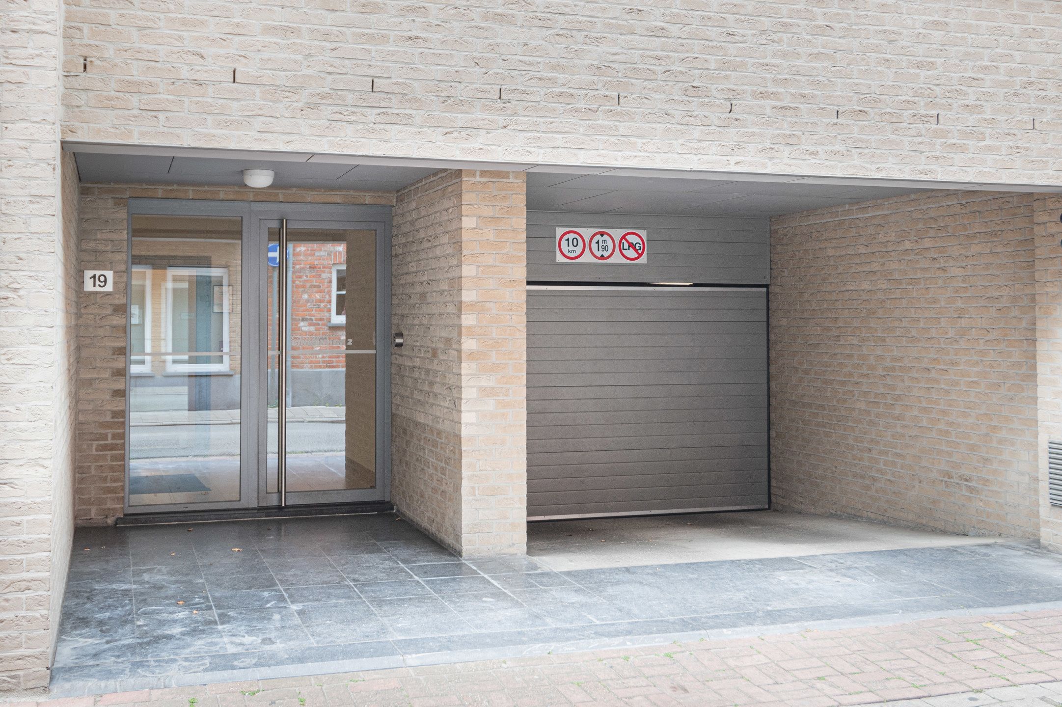 Lichtrijk gvl app met 2 slpk, riant terras en staanplaats! foto 18