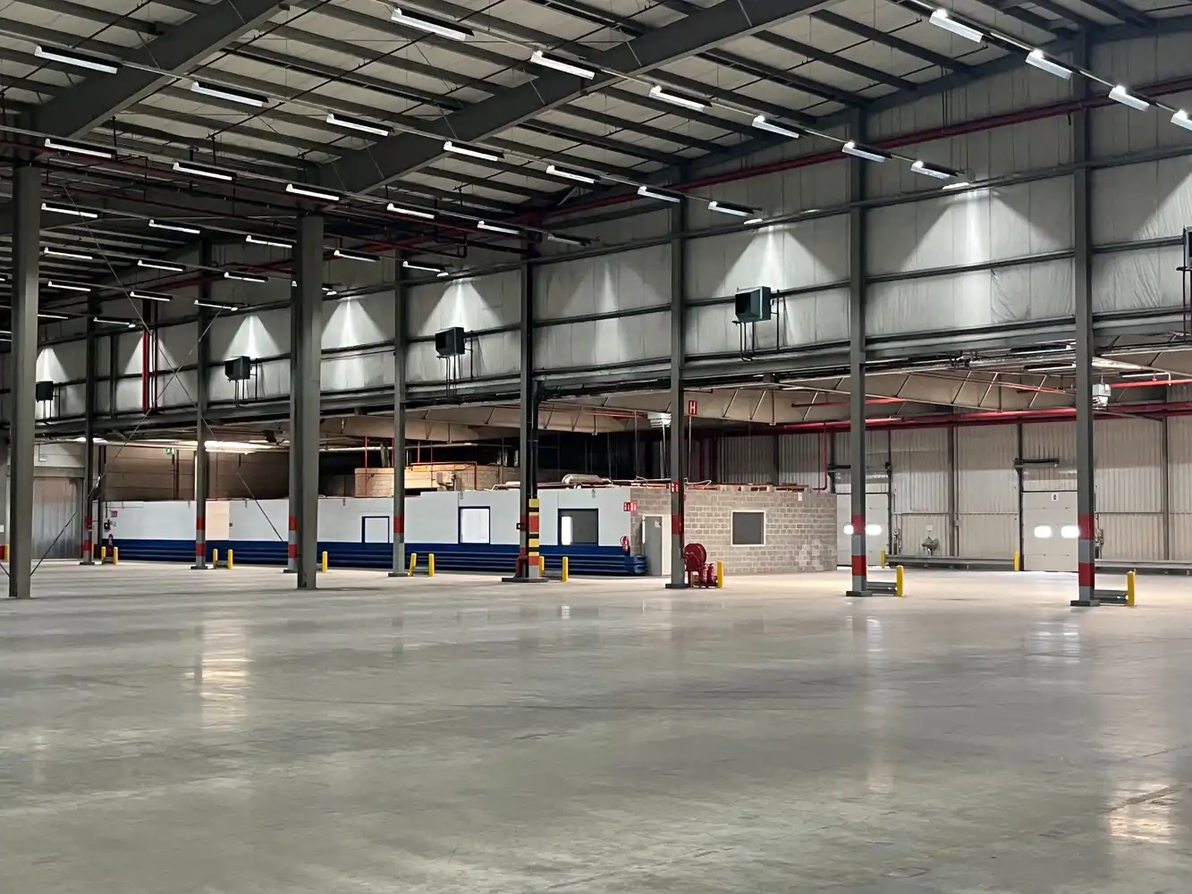 12.205m² logistiek magazijn met kantoren foto 12