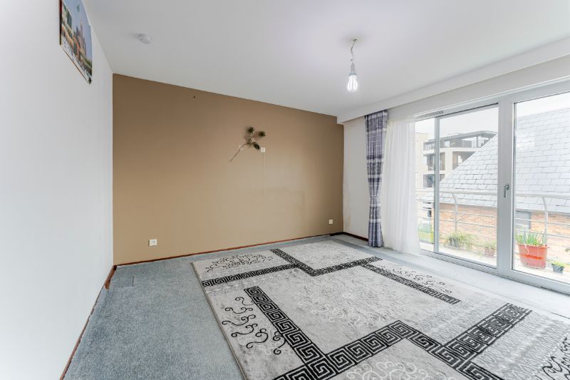 Roeselare-stadskern. Verzorgd twee-slaapkamerappartement met 3 terrassen, zuidelijk gelegen, 89m2 woonplezier. Aparte ondergrondse autostaanplaats mogelijk. foto 10