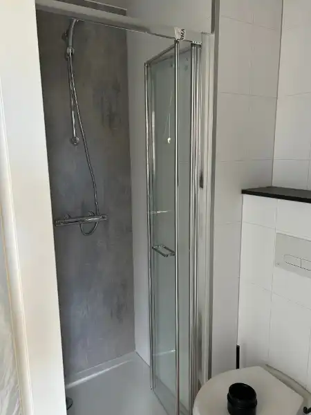 Nieuwe studentenkamer op een top locatie in centrum Kortrijk met zicht op plein. foto 10