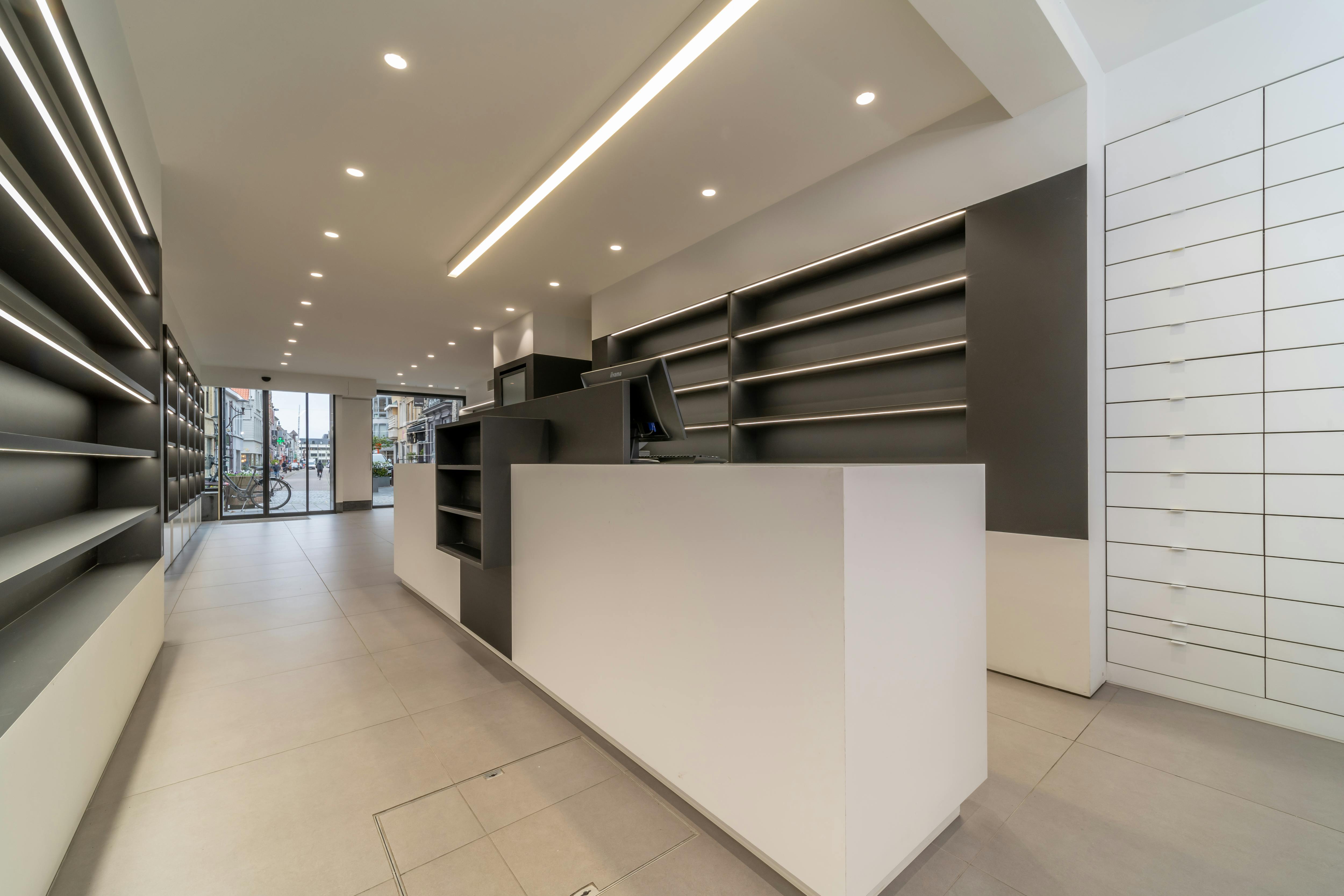 Riante woning met handelsgelijkvloers te koop in het centrum van Veurne. foto 9