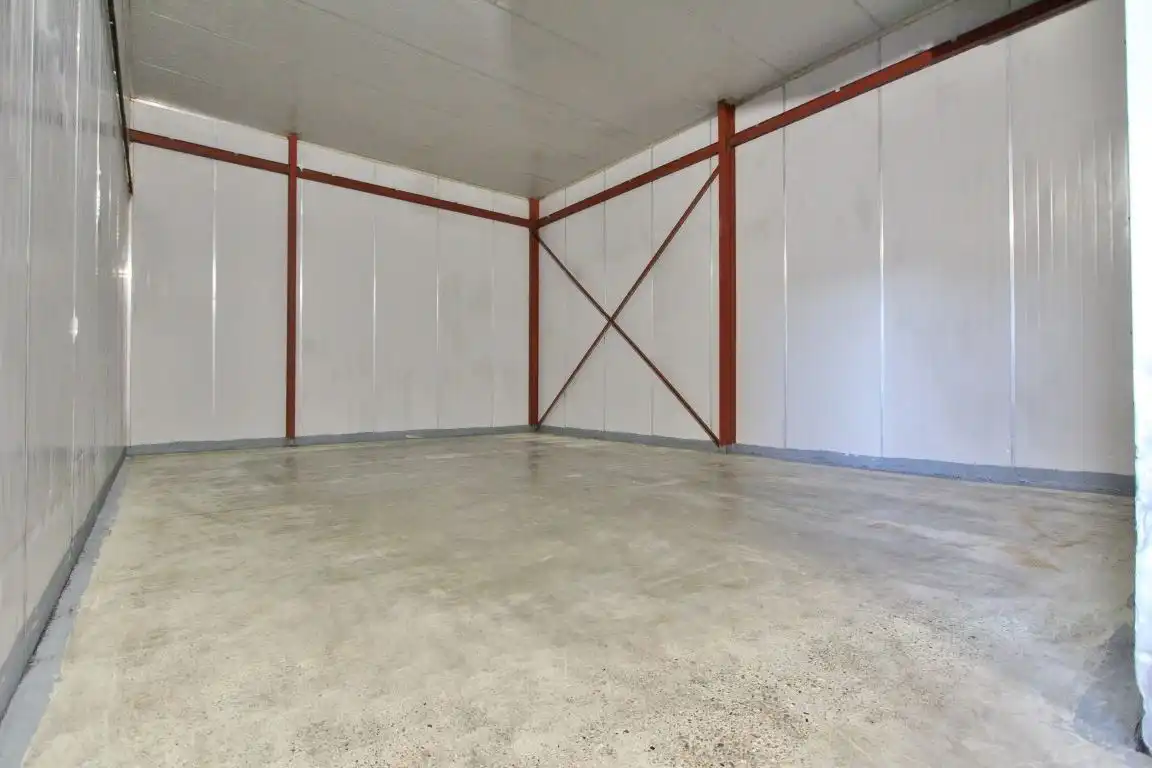 Ruime stockageruimte met frigoloodsen foto 13