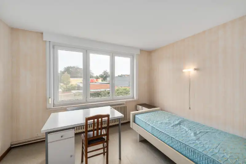 Roeselare. Uitzonderlijke ruime driegevelwoning met 5 slaapkamers en bureel, rustige straat en centraal gelegen. Zuidelijke tuin. Ideaal voor gezinnen / thuiswerkers. foto 13