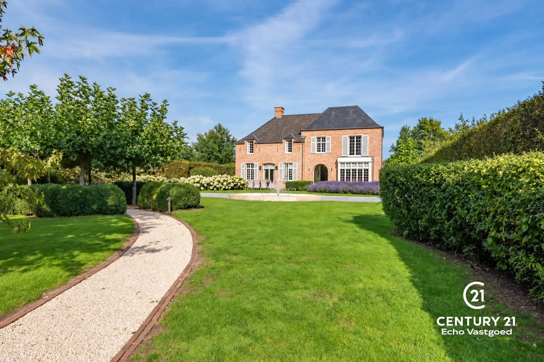 Statige, recente villa met parktuin en tijdloze klasse foto 34