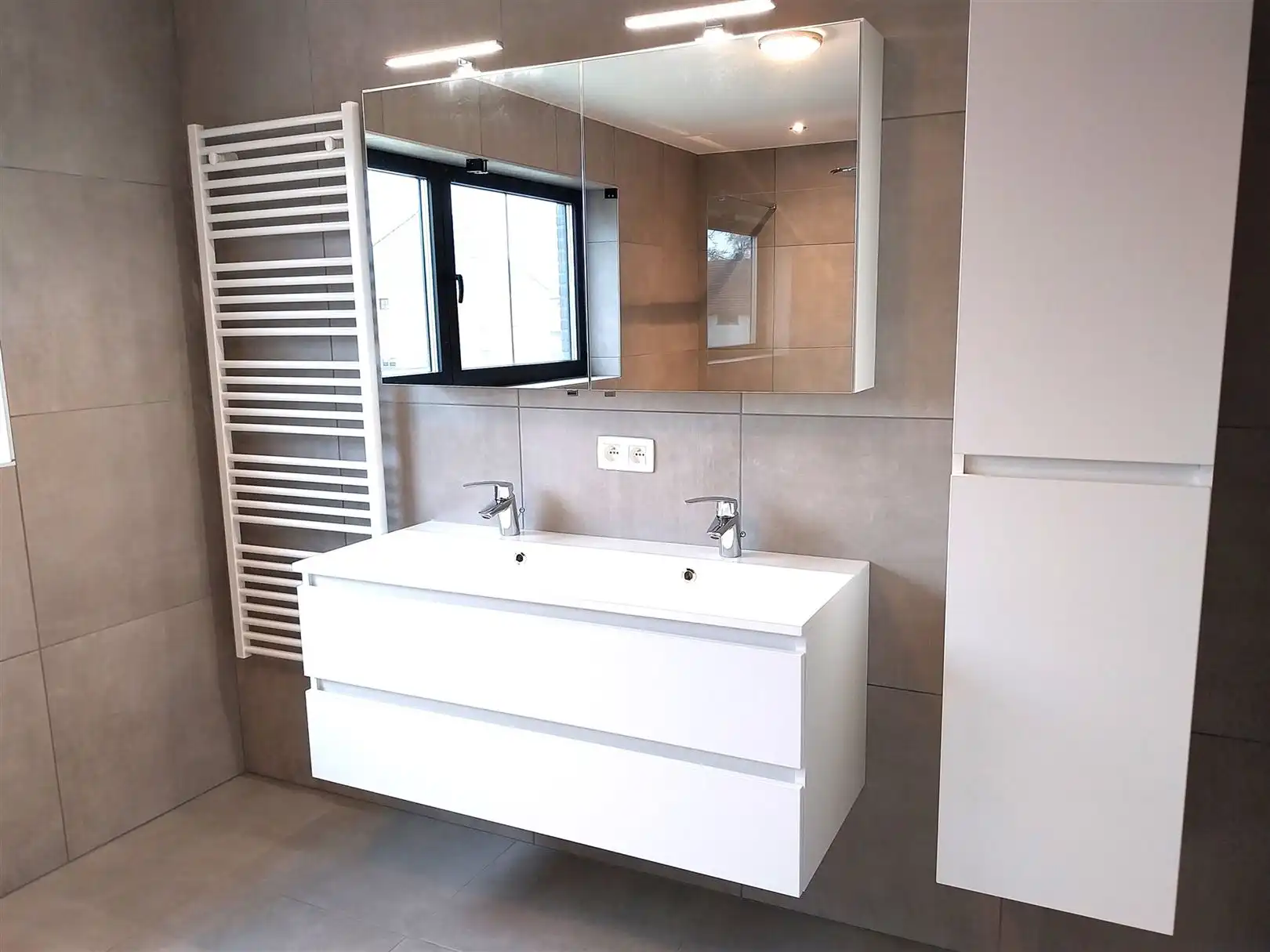 TE  HUUR: Halfopen bebouwing met 3 slaapkamers in Pelt! foto 7