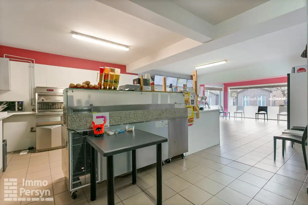 Commercieel pand (inclusief handelsfonds) met instapklaar appartement en achterliggend perceel foto 5