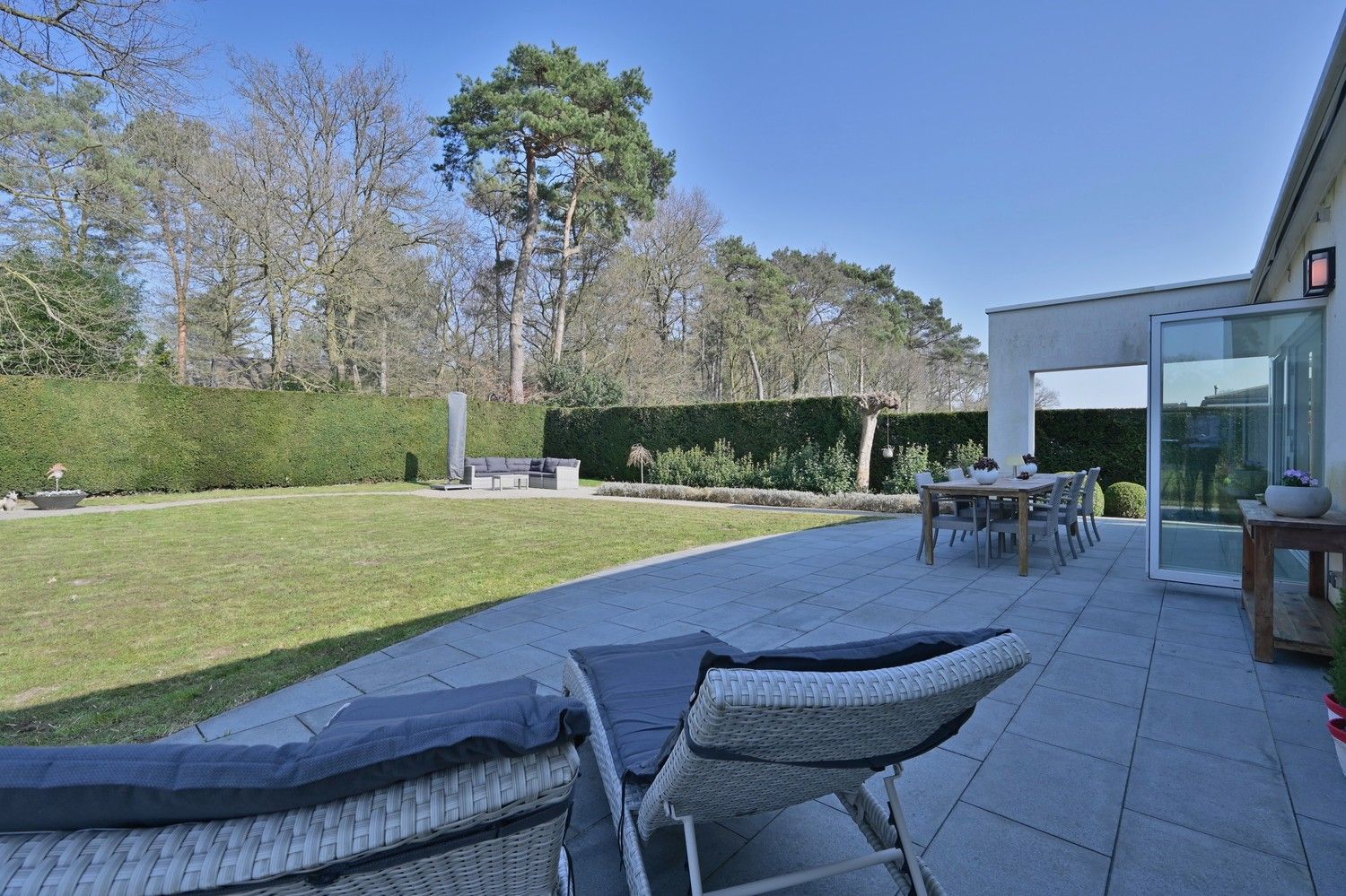 Moderne split-level bungalow met 4 slaapkamers en 2 badkamers, op prachtige bosrijke locatie te Lanaken-Neerharen foto 13