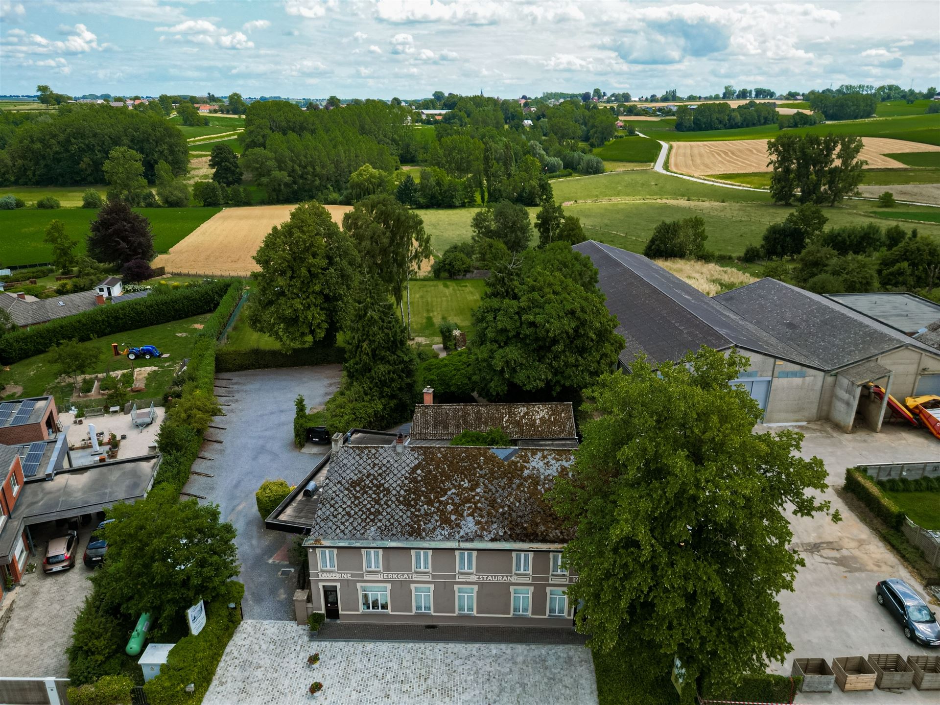 Multi functionele hoeve in landelijke omgeving foto {{pictureIndex}}