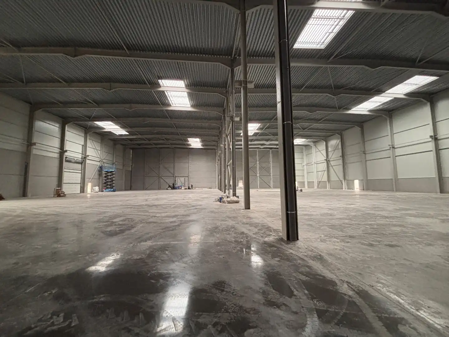 Logistieke bedrijfshal - 4069 m² - met mogelijkheid tot 1200 m² kantoren. Superligging! foto 6