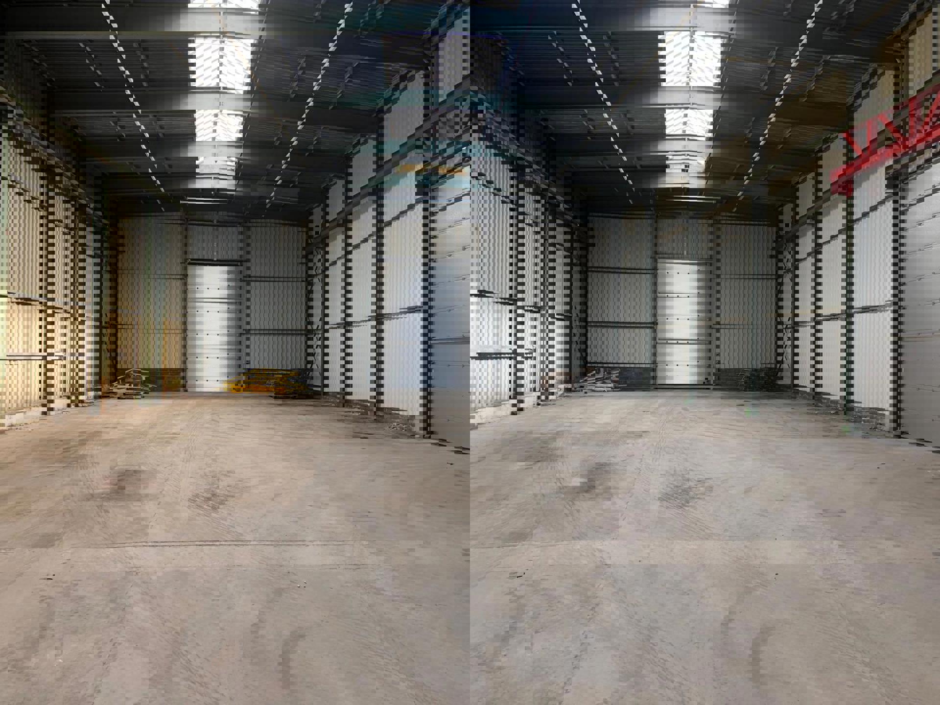 TE HUUR - Centraal gelegen opslagplaats van ca. 5.000 m² met groot buitenterrein foto 2