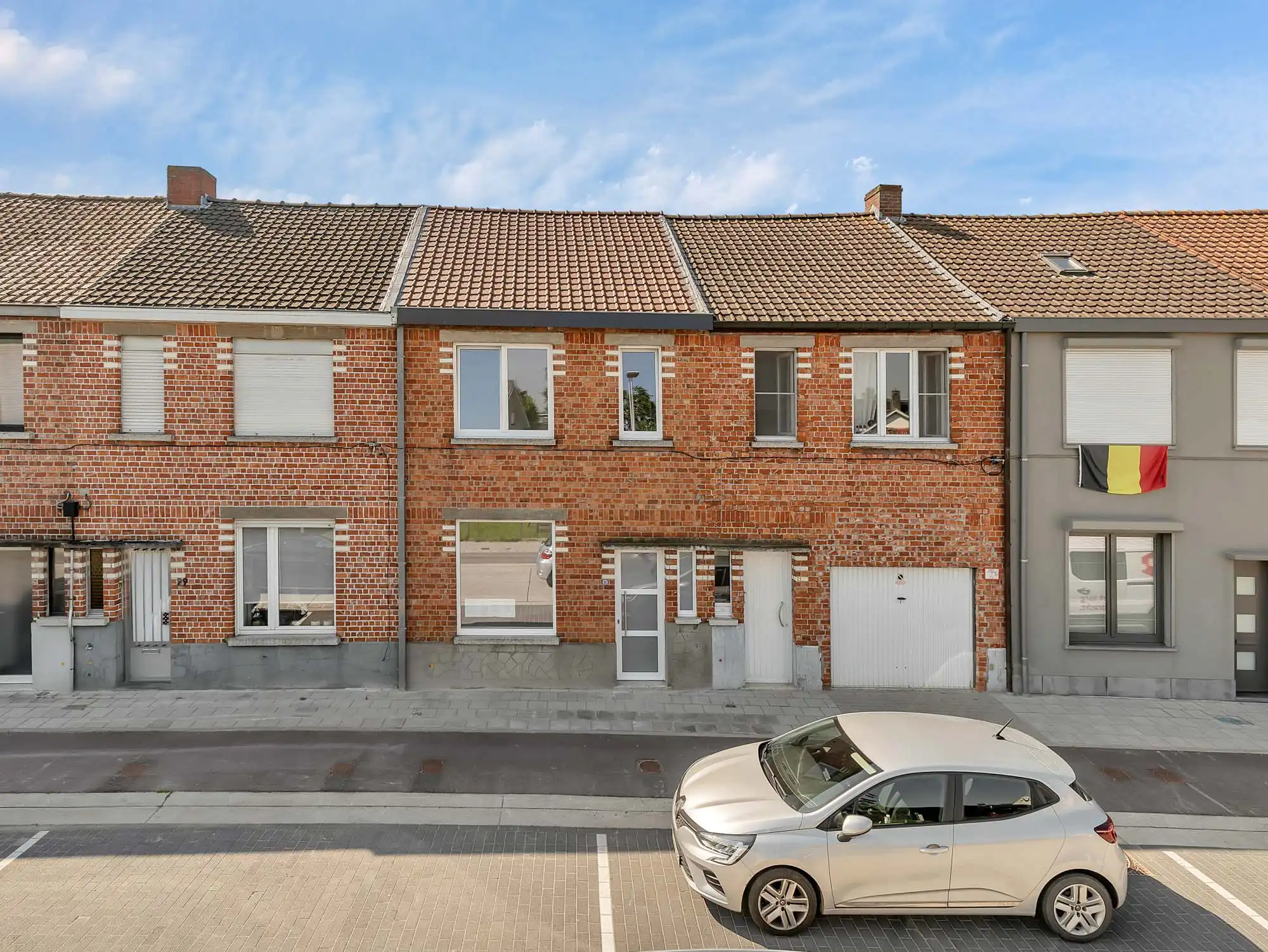 Gerenoveerde woning met ruime tuin en privéparking foto {{pictureIndex}}