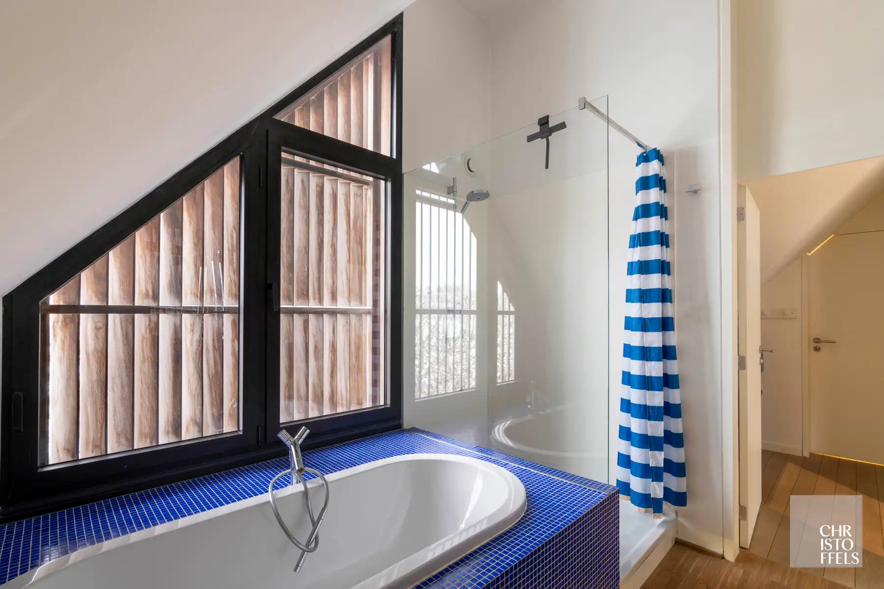 Exclusieve vierkantshoeve met buitenzwembad en vrij uitzicht op perceel van 3.213m² foto 25