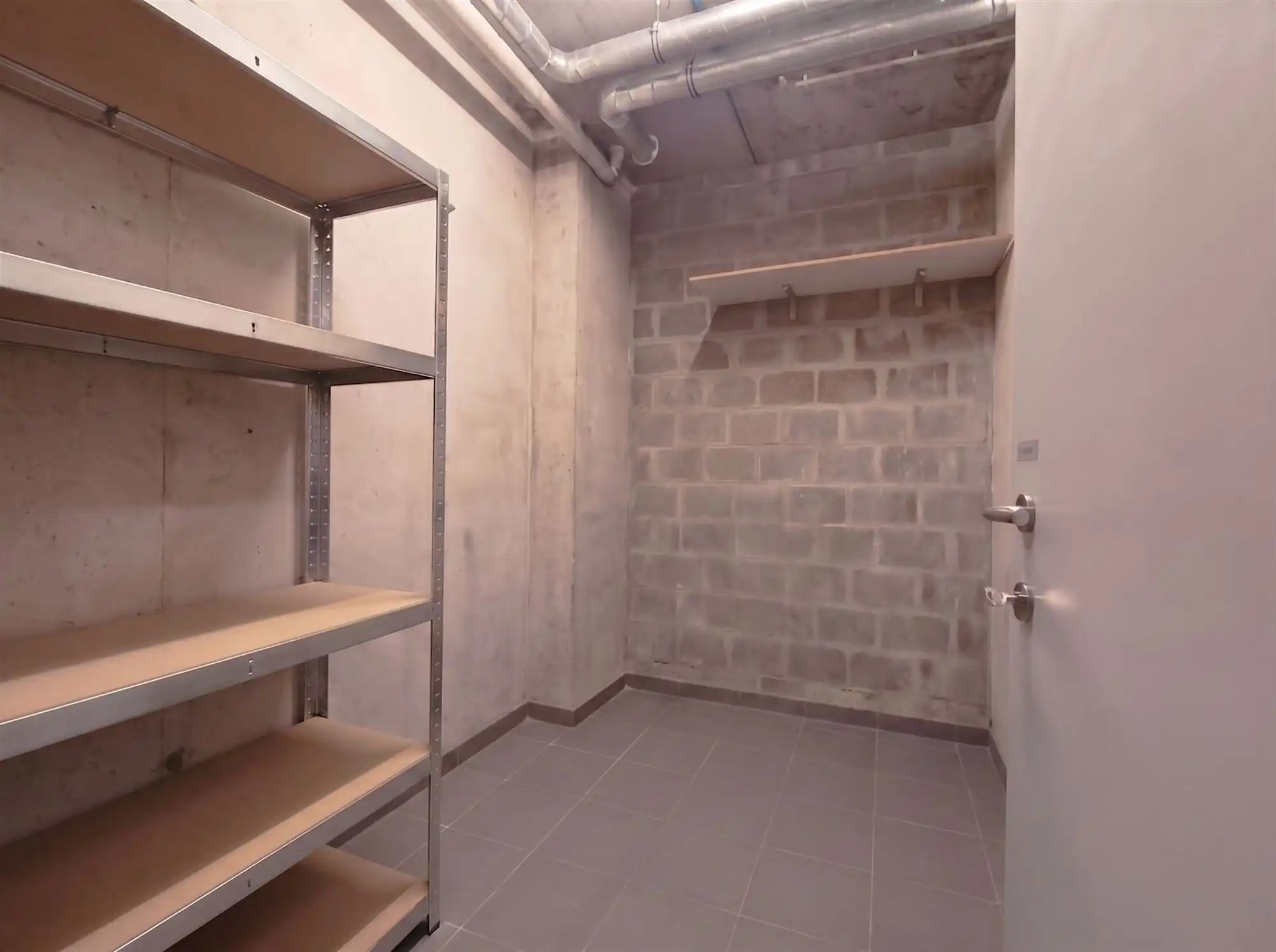 Recent appartement met 2 slaapkamers en terras.  foto 11