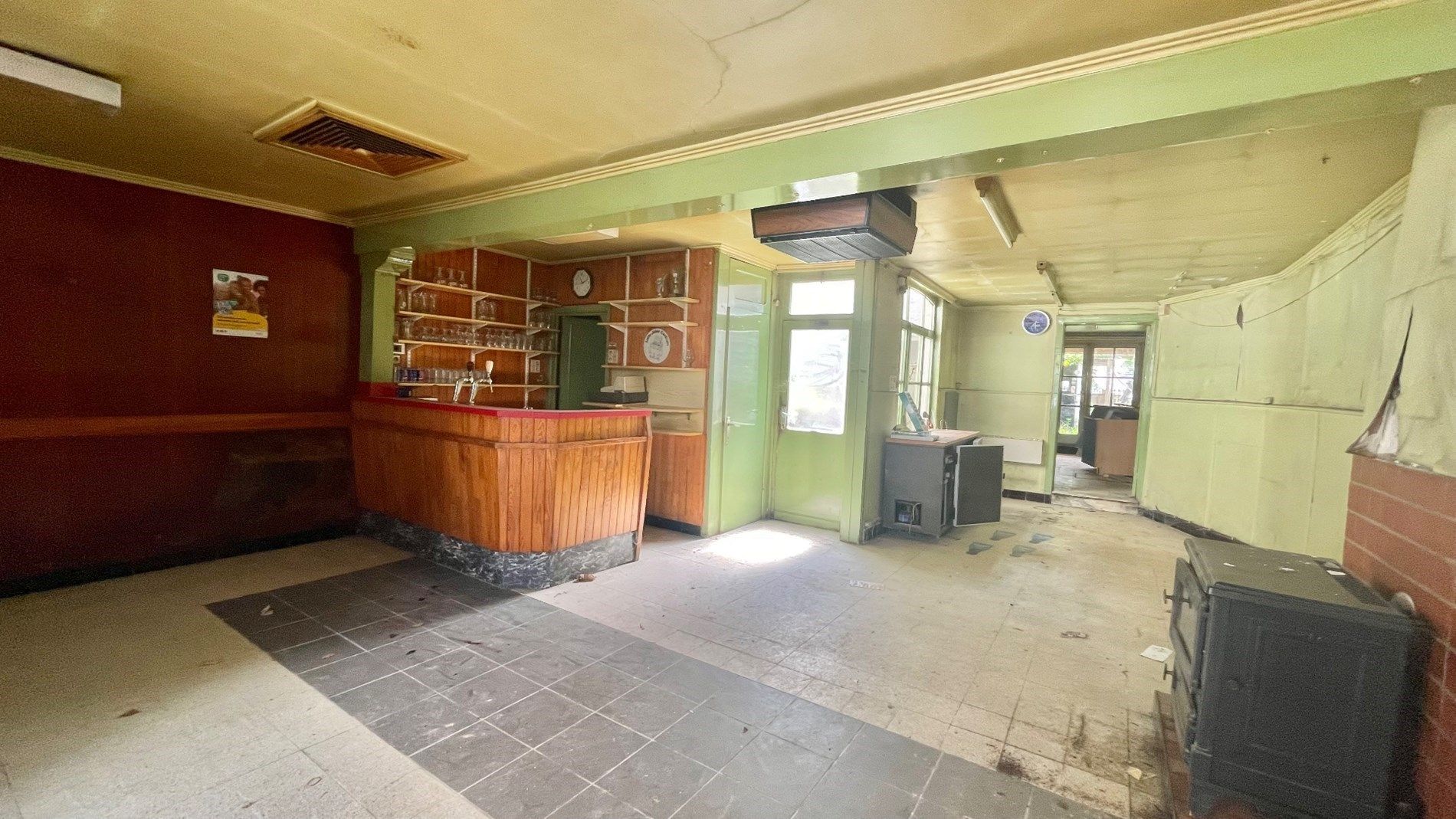 Handelspand (café) met zijweg op 305 m² grond foto 18