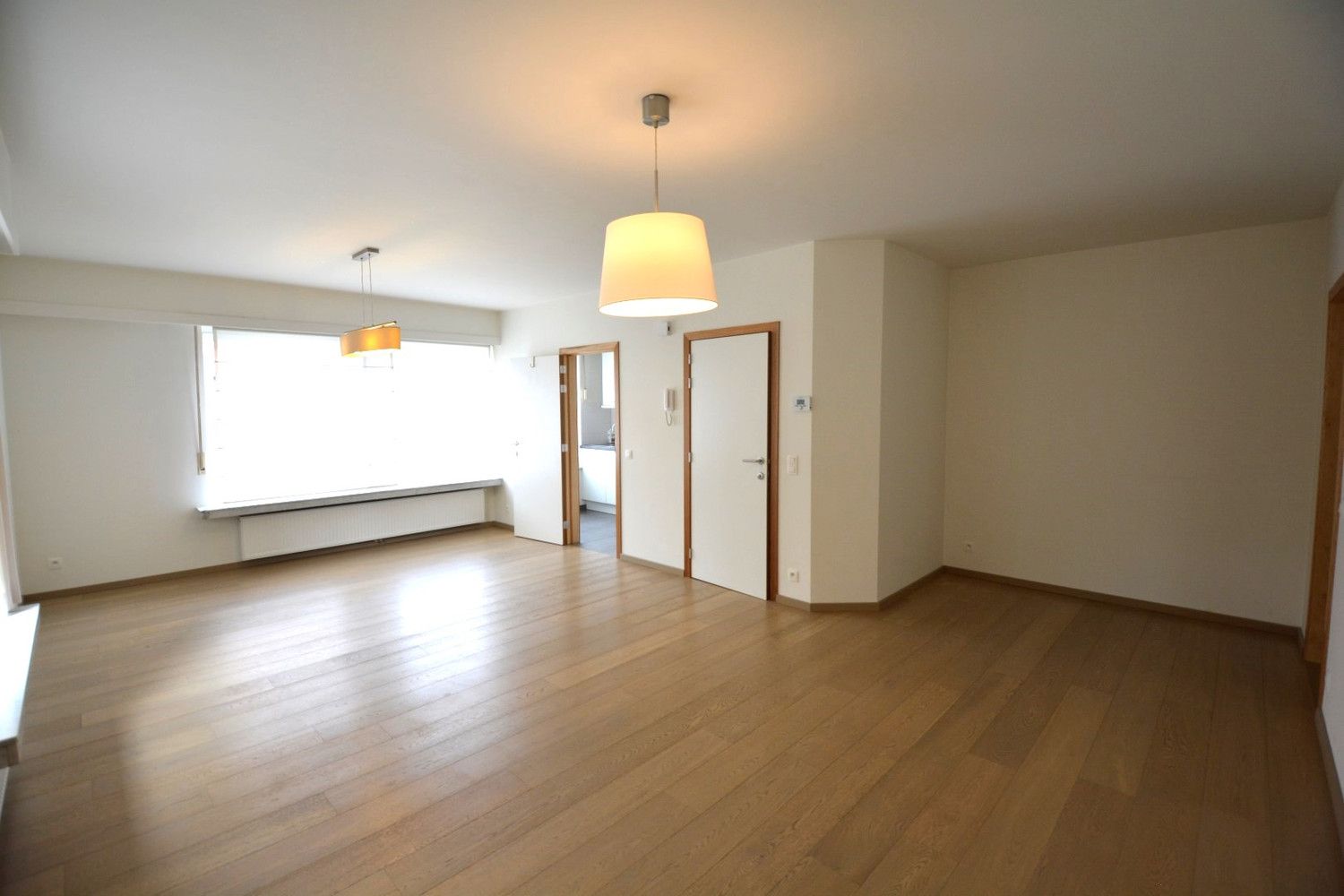 GERENOVEERD GELIJKVLOERS APP. MET 2 SLK EN TERRAS! foto 3