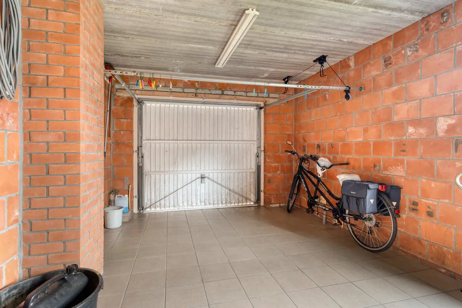 Halfopen bouwgrond met goed ingerichte dubbele garage foto 6