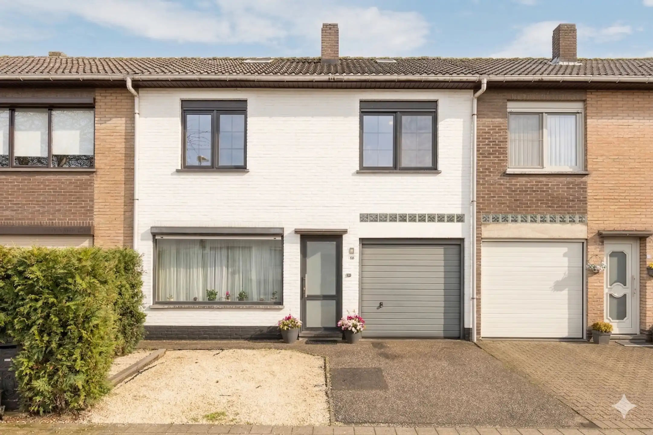 Gunstig gelegen woning met drie slaapkamers en garage foto {{pictureIndex}}