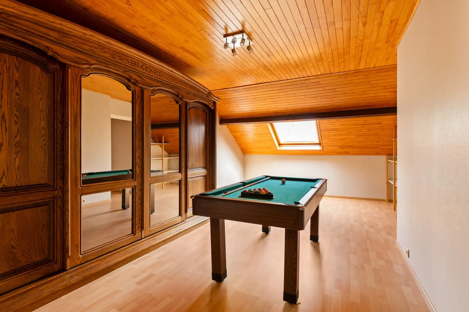 Uitstekend gelegen woning met dubbele garage foto 25