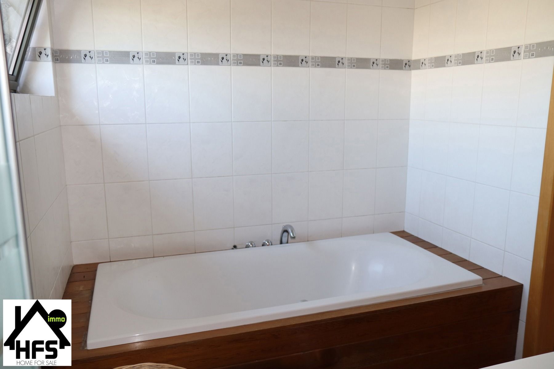 Ruime op te frissen villa met zicht op de weides met tof bijgebouw foto 14