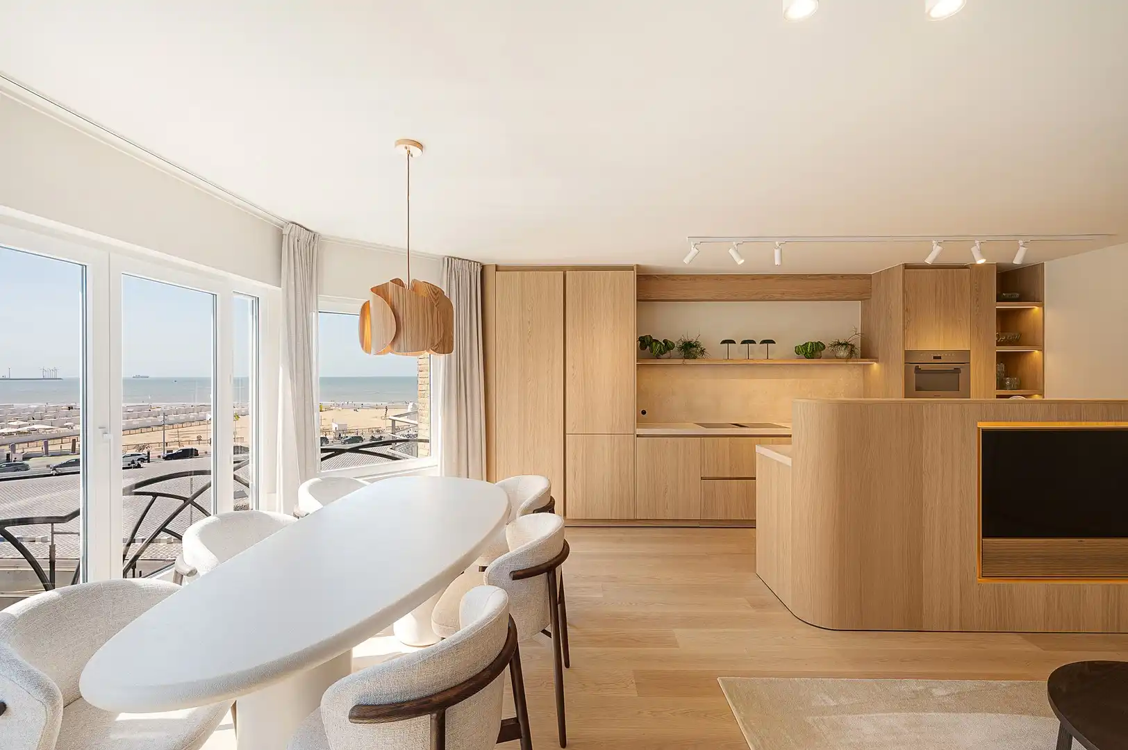 Gerenoveerd 3-slaapkamerappartement met frontaal zeezicht. foto {{pictureIndex}}