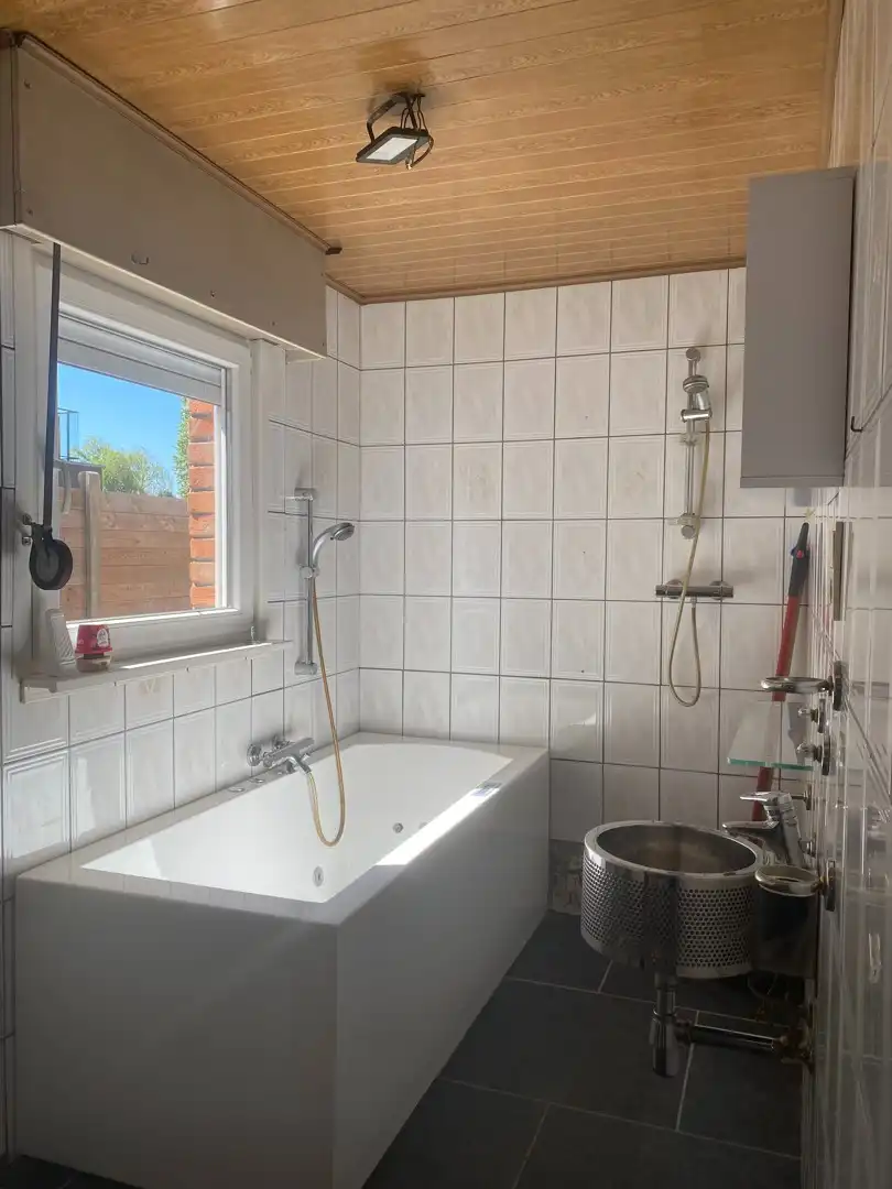Centraal gelegen te renoveren woning met ruime garage en achterliggende tuin foto 10