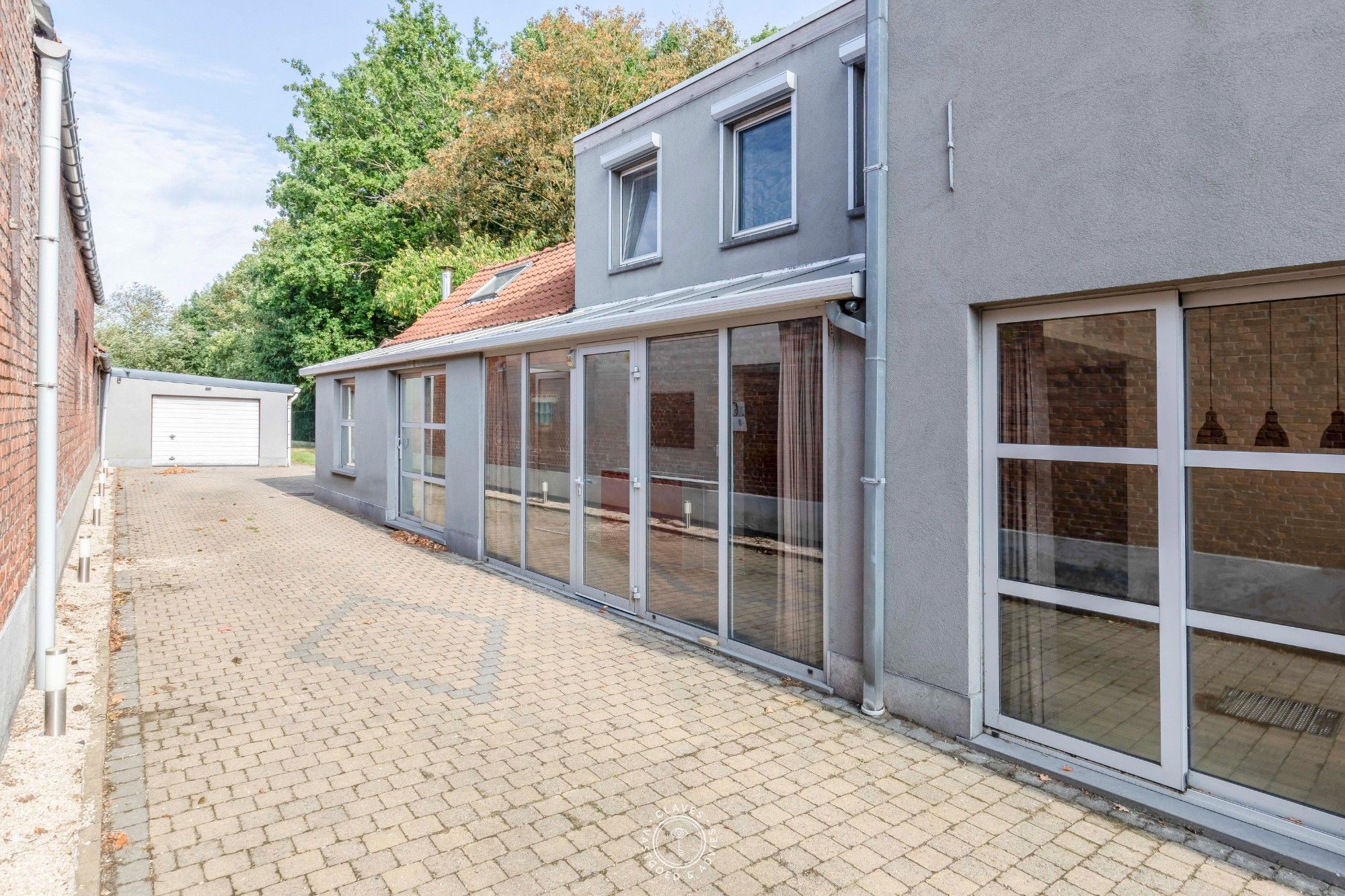 Open bebouwing met ruime garage en fijne tuin met prachtig zicht op de velden foto 8