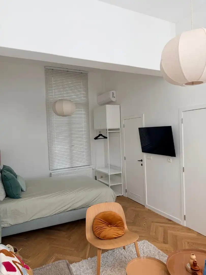 Stijlvol gemeubelde studio aan de Marnixplaats foto 5