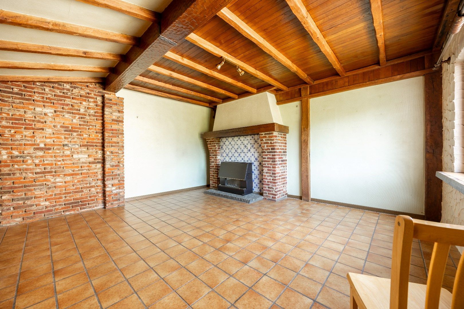 Te renoveren woning met uitweg en garage  foto 3