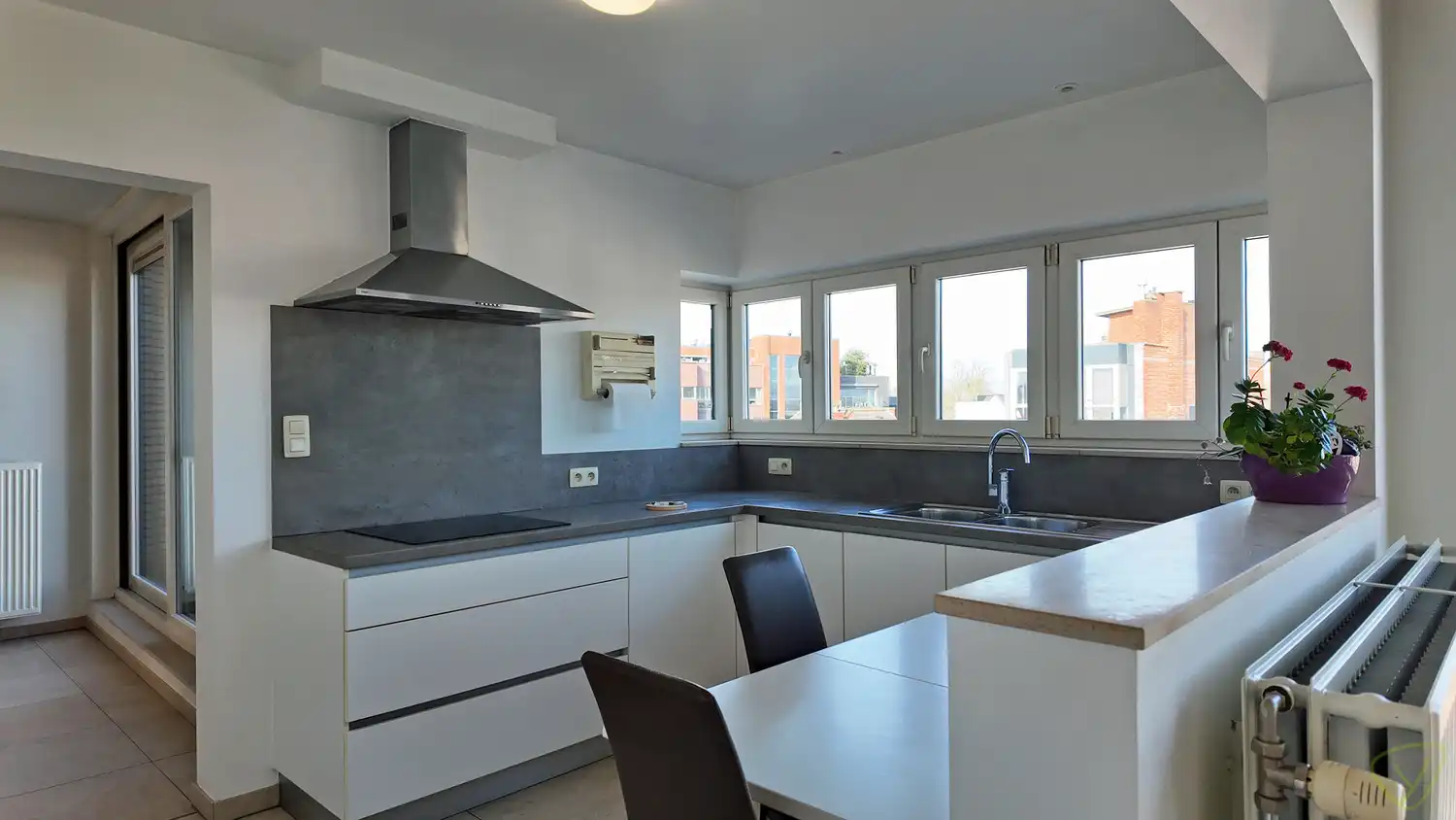 Lichtrijk appartement met panoramisch uitzicht op de Markt van Eeklo! foto 6
