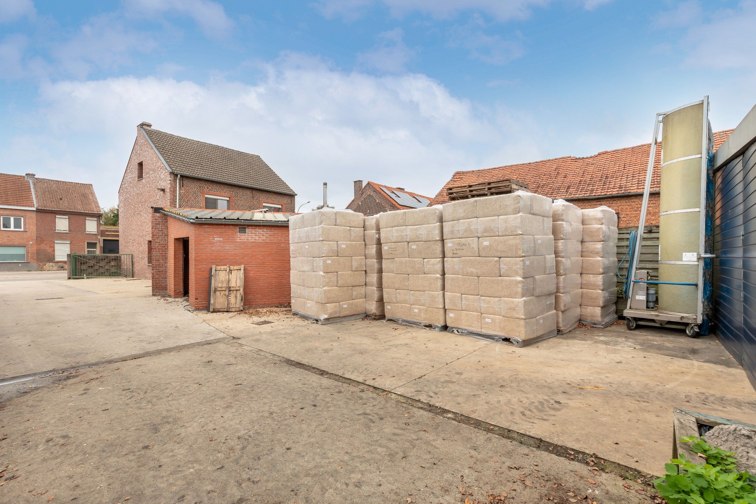 Woning met achterliggende grote loodsen (220m2) foto 8