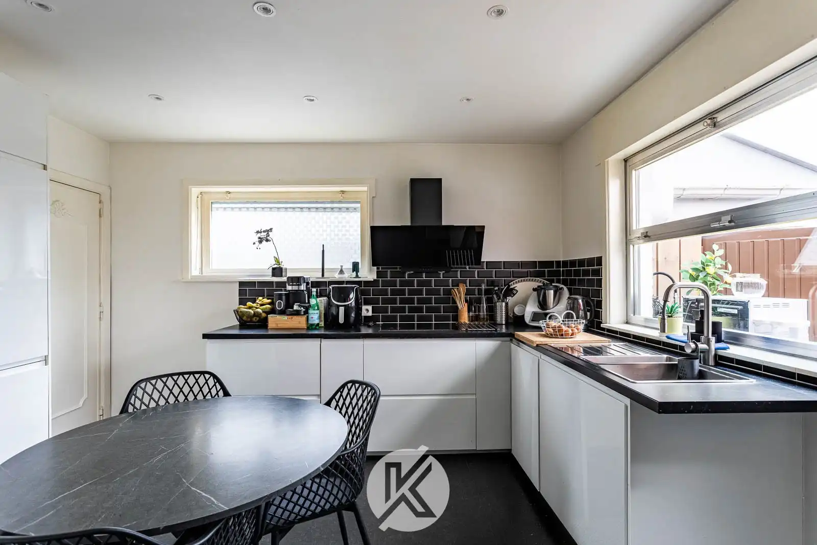 Solide halfopen gezinswoning nabij centrum foto 10